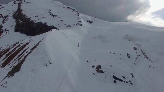 印度登山者攀登喜马拉雅山的顶峰视频素材