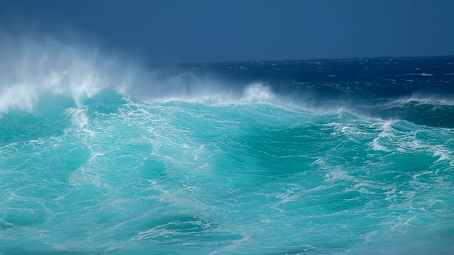 强大的海浪冲击着夏威夷的海岸视频素材