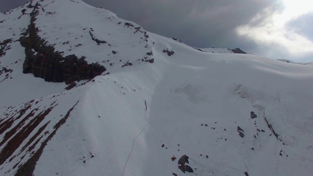 印度登山者攀登喜马拉雅山的顶峰视频素材