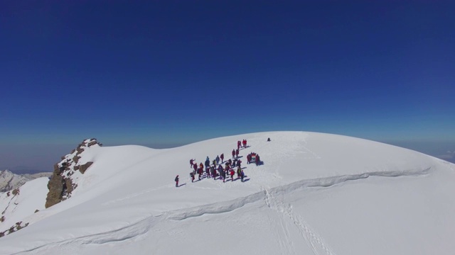 印度登山者攀登喜马拉雅山的顶峰视频素材