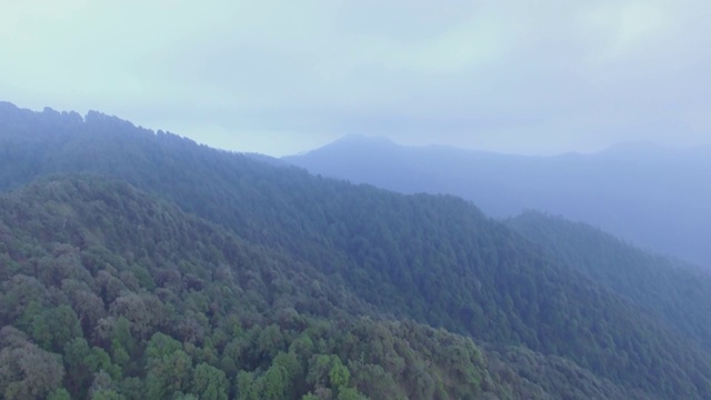 鸟瞰图的一个湖在喜马拉雅山视频素材