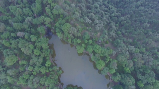 鸟瞰图的一个湖在喜马拉雅山视频素材