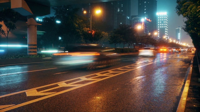 城市夜间交通的时间间隔视频素材