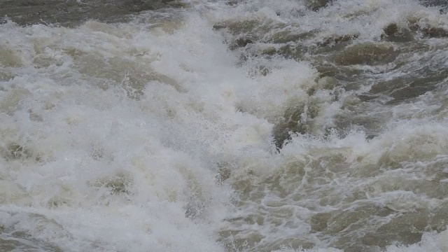 大雨过后，塞里奥河涨了起来。贝加莫省，意大利北部。水流湍急，从山谷流向平原视频素材