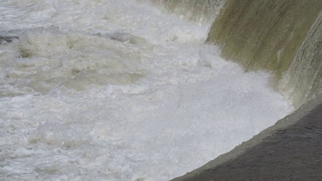 河水从屏障往下流。人们正在修建堤坝，通过控制河流的流速来减少风暴期间的侵蚀。暴雨后塞里奥河被淹视频素材