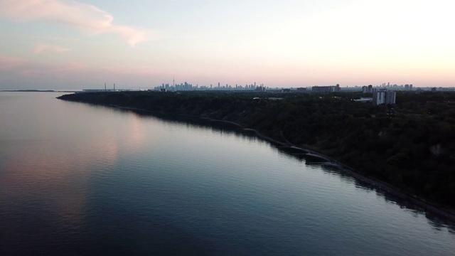 多伦多海岸悬崖与湖泊，背景是多伦多市。视频素材