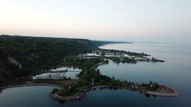 多伦多海岸悬崖与湖泊，背景是多伦多市。视频素材