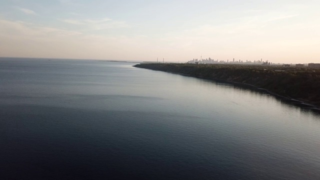 多伦多海岸悬崖与湖泊，背景是多伦多市。视频素材