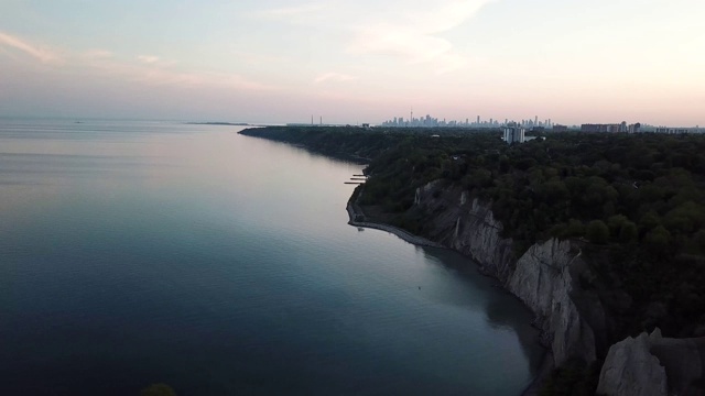 多伦多海岸悬崖与湖泊，背景是多伦多市。视频素材