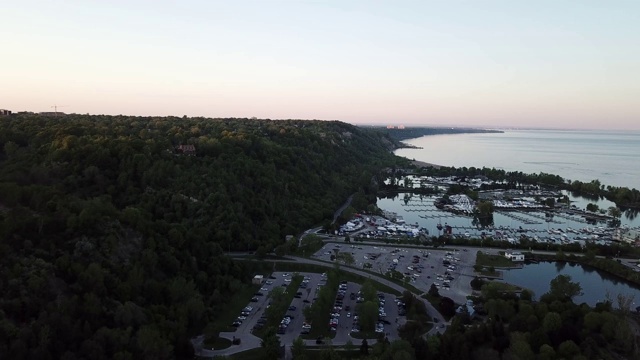 多伦多海岸悬崖与湖泊，背景是多伦多市。视频素材