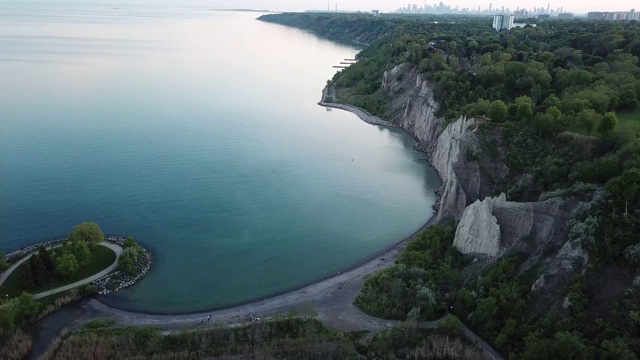 多伦多海岸悬崖与湖泊，背景是多伦多市。视频素材