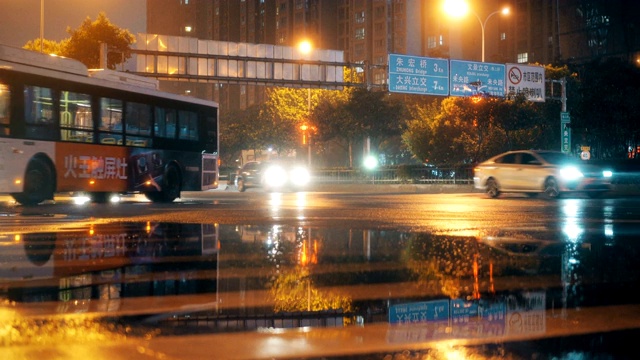 城市夜间交通状况视频素材