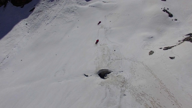 在喜马拉雅山峰上的喜马拉雅登山者视频素材