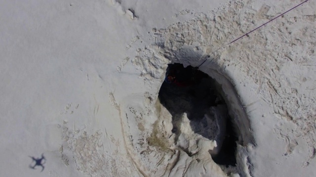 在喜马拉雅山峰上的喜马拉雅登山者视频素材