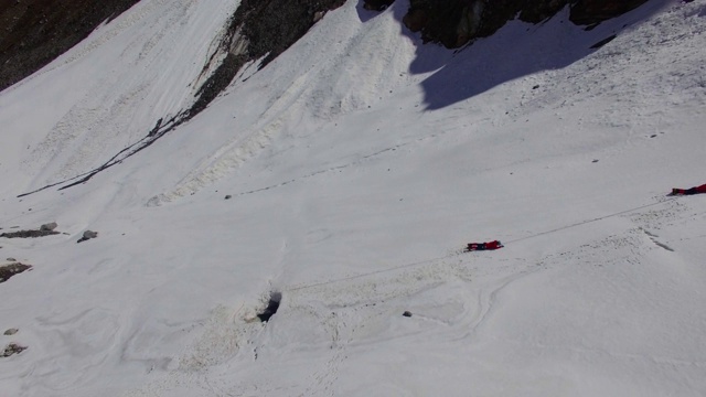 在喜马拉雅山峰上的喜马拉雅登山者视频素材