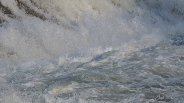 河水从屏障往下流。人们正在修建堤坝，通过控制河流的流速来减少风暴期间的侵蚀。暴雨后塞里奥河被淹视频素材