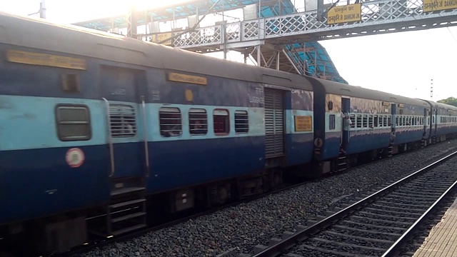 SARAIGHAT EXP 12345，豪拉·金到古瓦哈提。在郊区铁路枢纽站的铁轨上运行的印度高速火车。印度加尔各答，西孟加拉邦视频素材