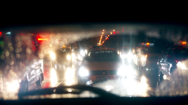 雨夜透过汽车挡风玻璃视频素材