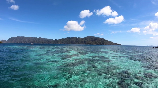 美丽的热带海景。菲律宾巴拉望科伦的天空和湛蓝的大海视频素材