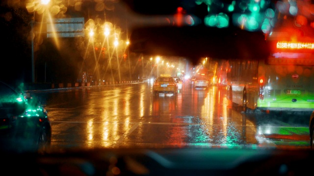 雨夜透过汽车挡风玻璃视频素材