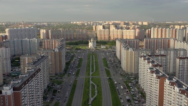 莫斯科郊区阴沉沉的天空下，放大无人机拍摄视频素材