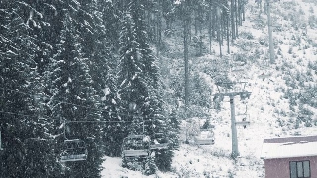 滑雪缆车和降雪，低能见度和雾视频素材