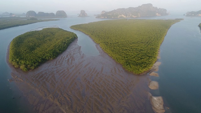 鸟瞰图红树林在一个热带岛屿上的海洋，河流，山脉在泰国。视频下载