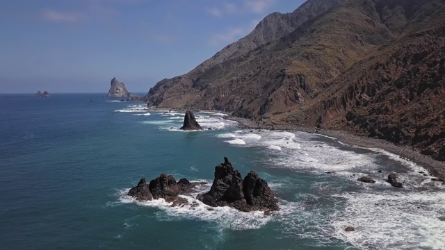 遥远的贝尼霍海滩(Playa de Benijo)航拍全景图，特内里费，加那利群岛，西班牙。视频素材