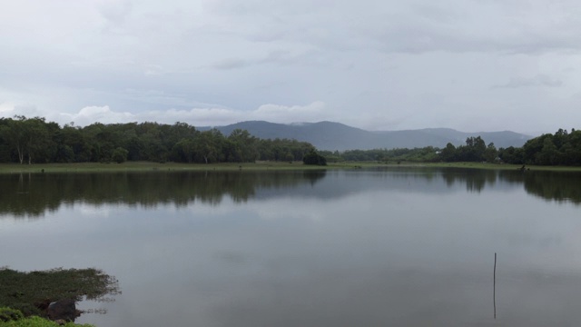 水库在雨季的景色视频素材