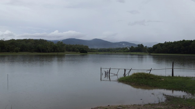 水库的景色和下雨视频素材