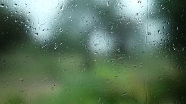 泰国夏季暴雨从房子的玻璃后面视频素材