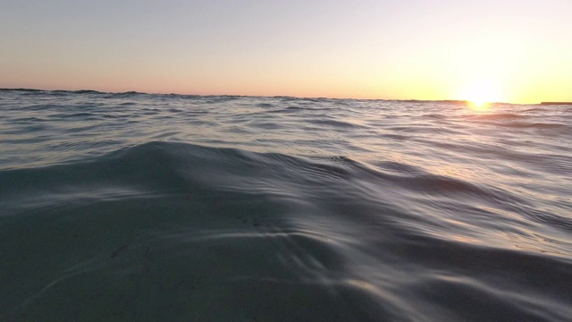 在热带海洋美丽的夏季日落海滩上的海浪。视频素材