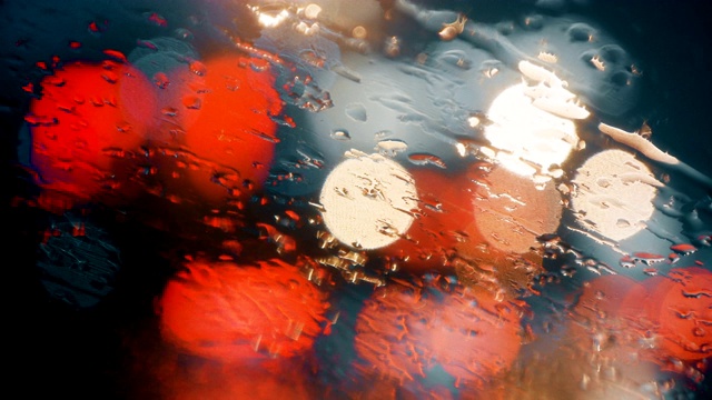 雨夜透过汽车挡风玻璃视频素材