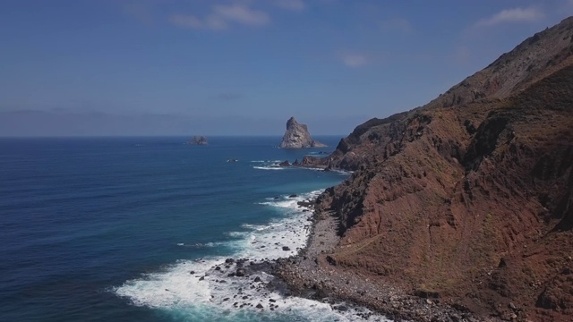 远程贝尼霍海滩(Playa de Benijo)和Roques de Anaga, Tenerife, Canary islands，西班牙。视频素材