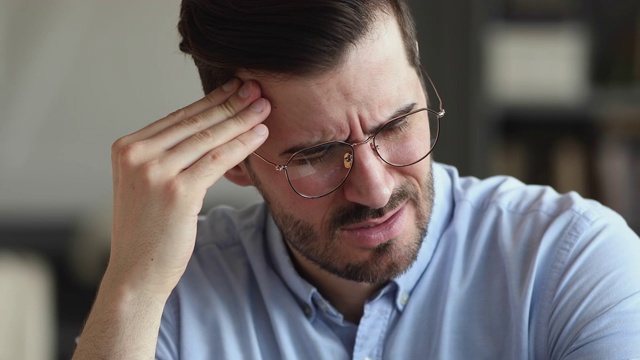 患有严重头痛的不健康年轻商人。视频素材