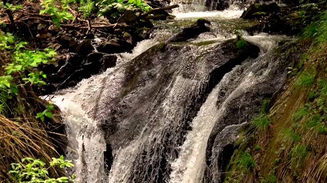 瀑布深入山中视频素材