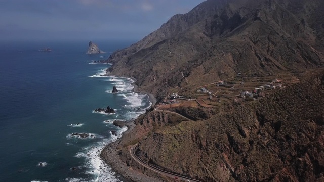 远程贝尼霍海滩(Playa de Benijo)和Roques de Anaga, Tenerife, Canary islands，西班牙。视频素材