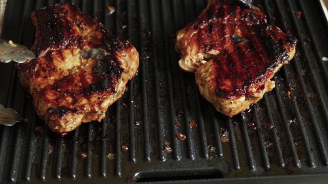 煎锅里的烤猪肉牛排t骨视频素材