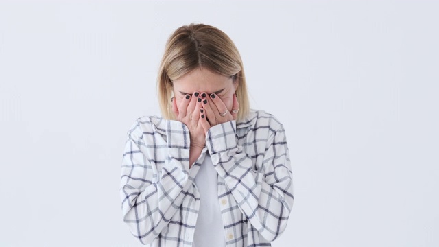 兴奋的女人在白色的背景下大笑视频素材