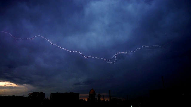 乌云里有雷雨和闪电。视频素材