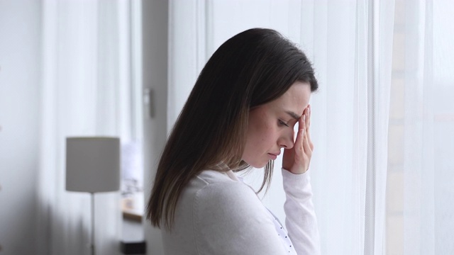 心烦意乱，担心年轻的黑发女人思考问题。视频素材