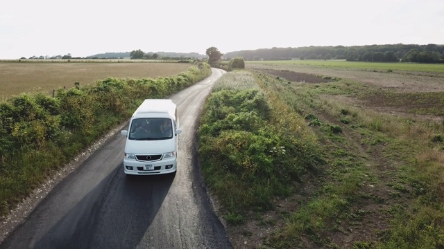 从无人机后面的露营车在日落风景的道路槽地Arial视图视频素材