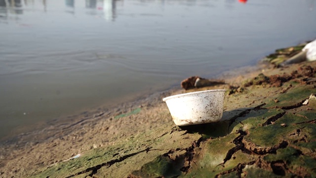 污染在河岸视频素材