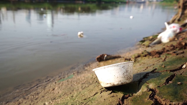 污染在河岸视频素材