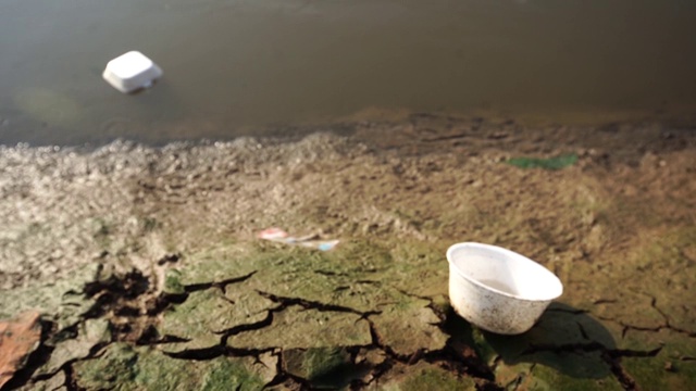 污染在河岸视频素材