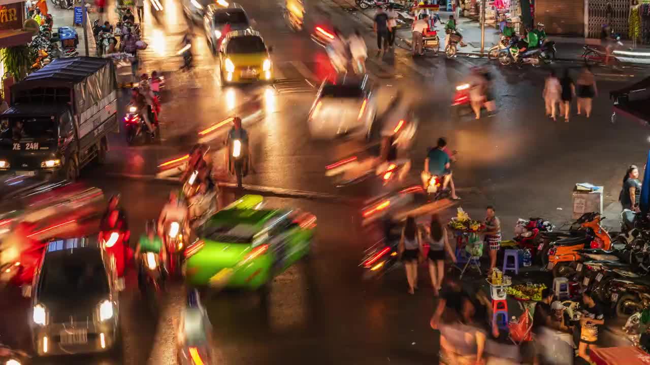 越南河内，老城区繁忙十字路口夜间交通的时间推移图视频素材