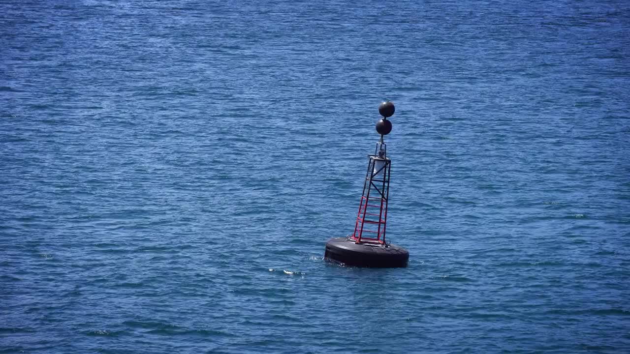 漂浮在海水上的导航浮标视频素材