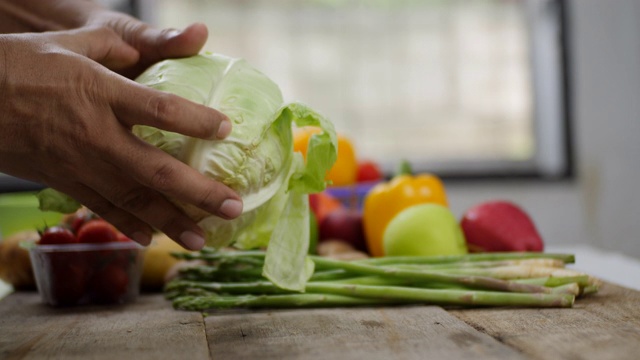 近距离拍摄厨师在厨房剥白菜视频素材