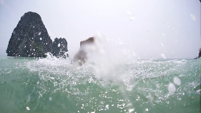 年轻人突然从海里跳了下去，消失在水下视频素材