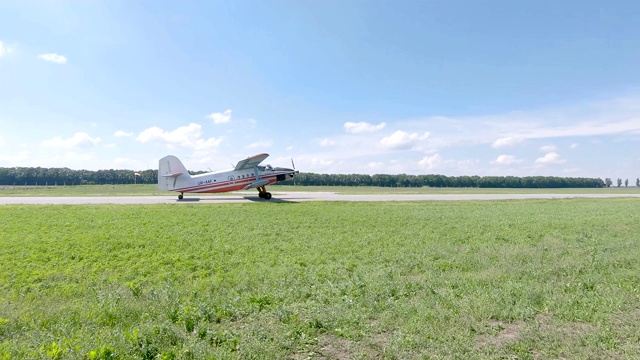 AN-3飞机在机场跑道上滑行。视频素材